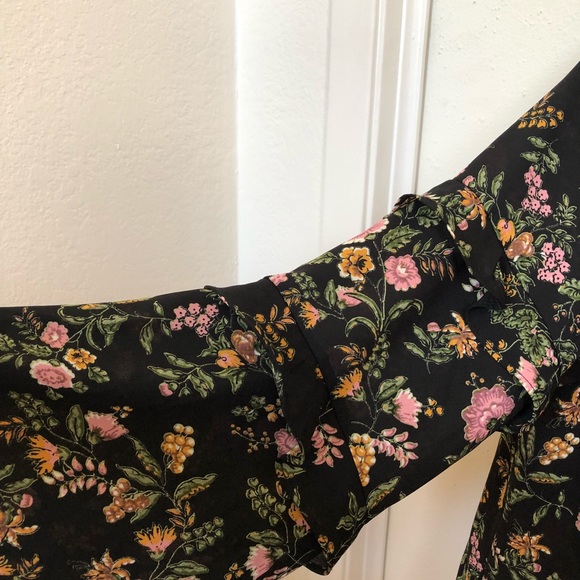 Bell sleeved floral top - Picture 4 of 5